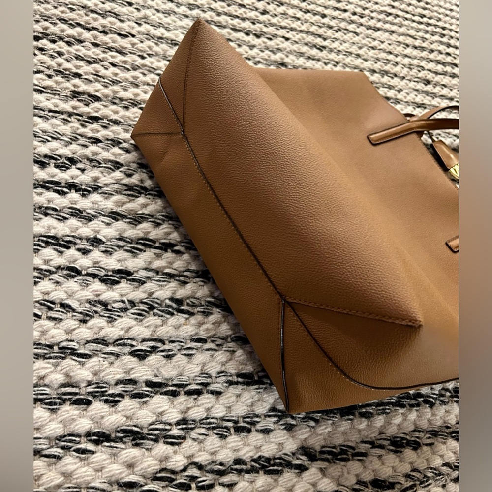 SOLD.    NEW Michael Kors Large Tote Snap Close Crossbody - Picture 2 of 9